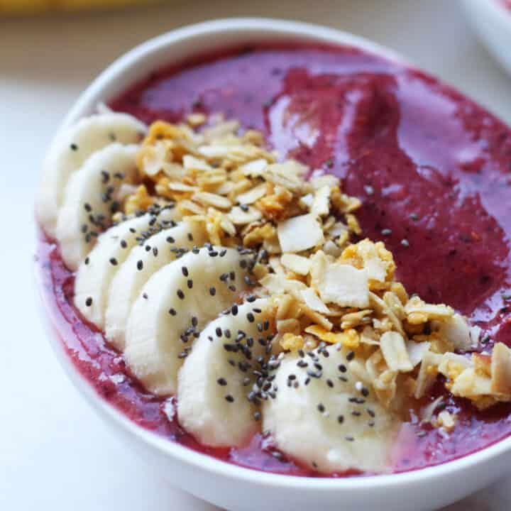 smoothie bowl with granola