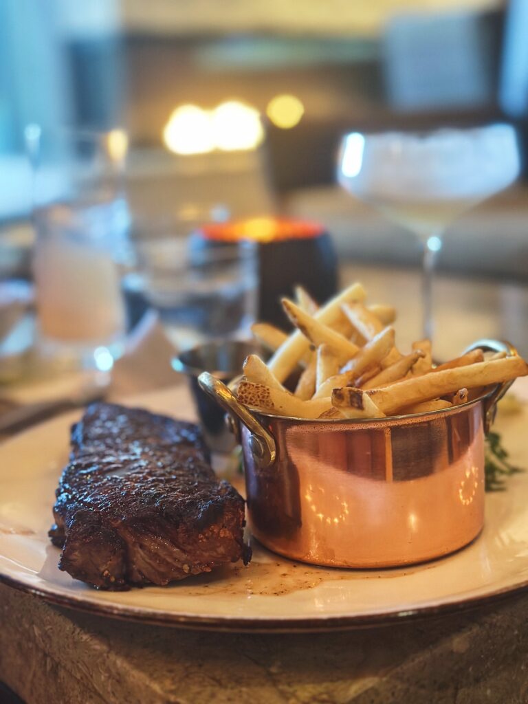 steak frites at the hotel restaurant Cays Lounge