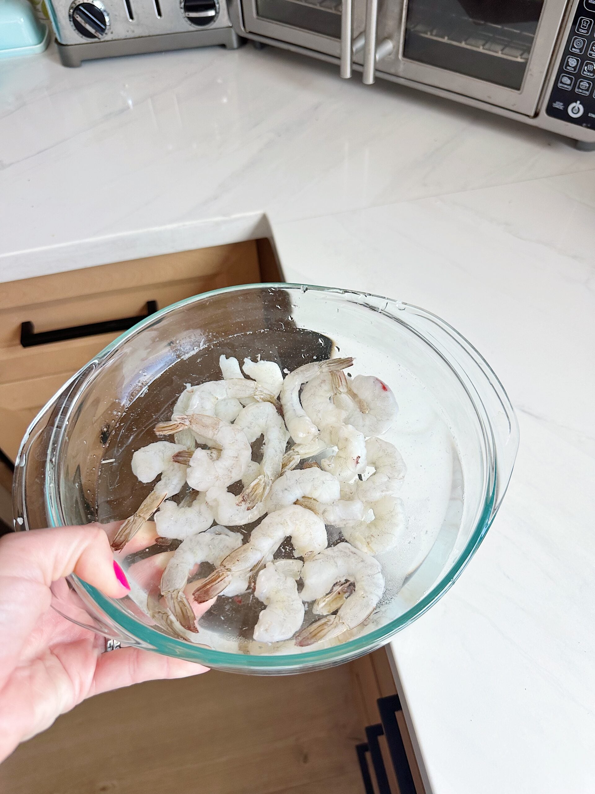 Defrost the shrimp in water